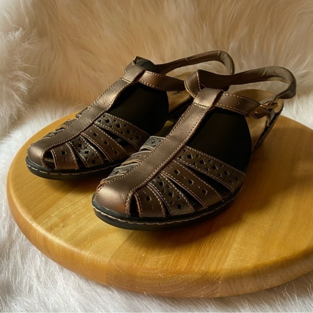 Clarks Shoes Sandal’s Women’s Size 8.5M Bronze Buckle Strappy